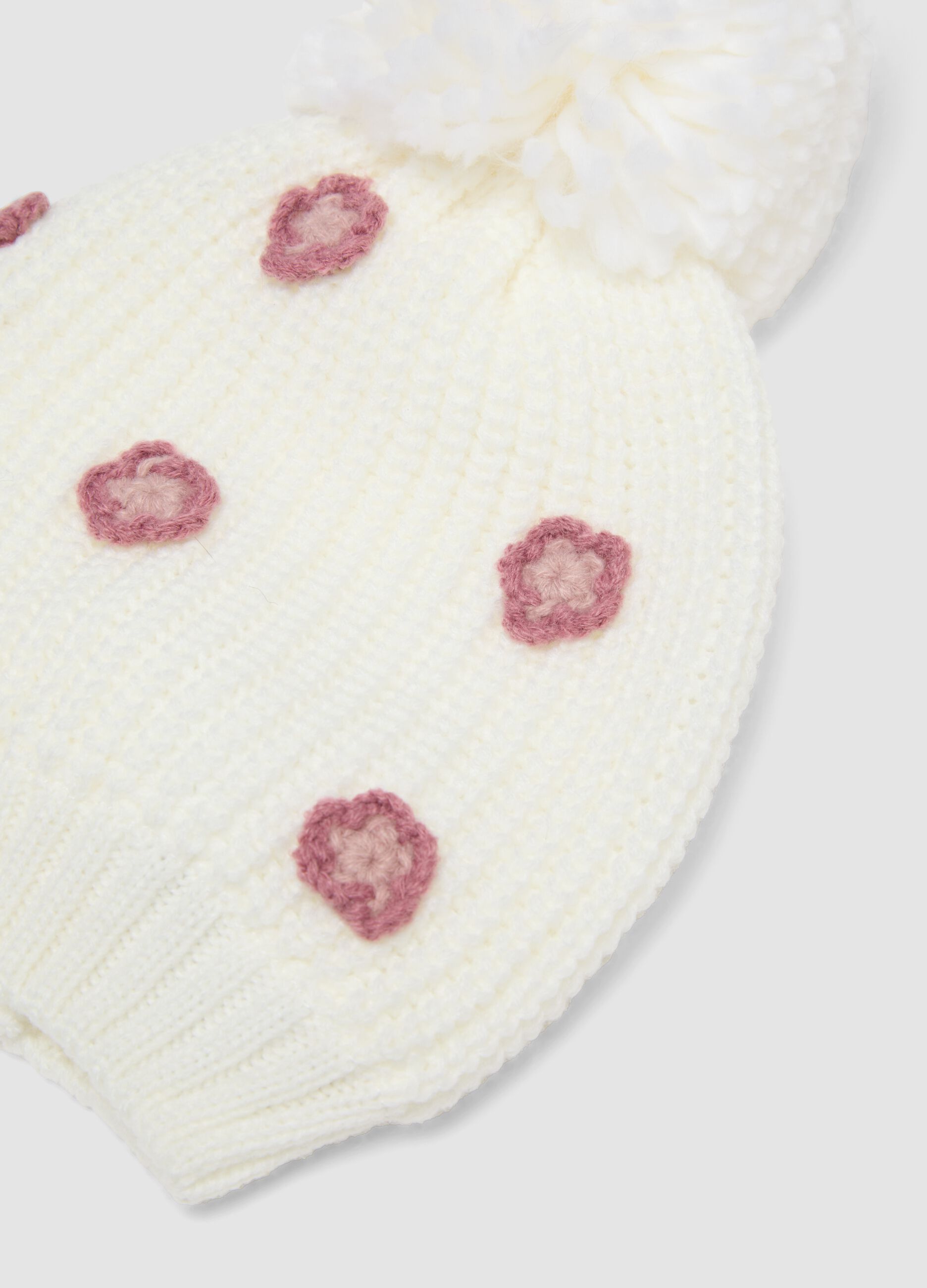Cappello bianco in maglia con pon pon e fiori