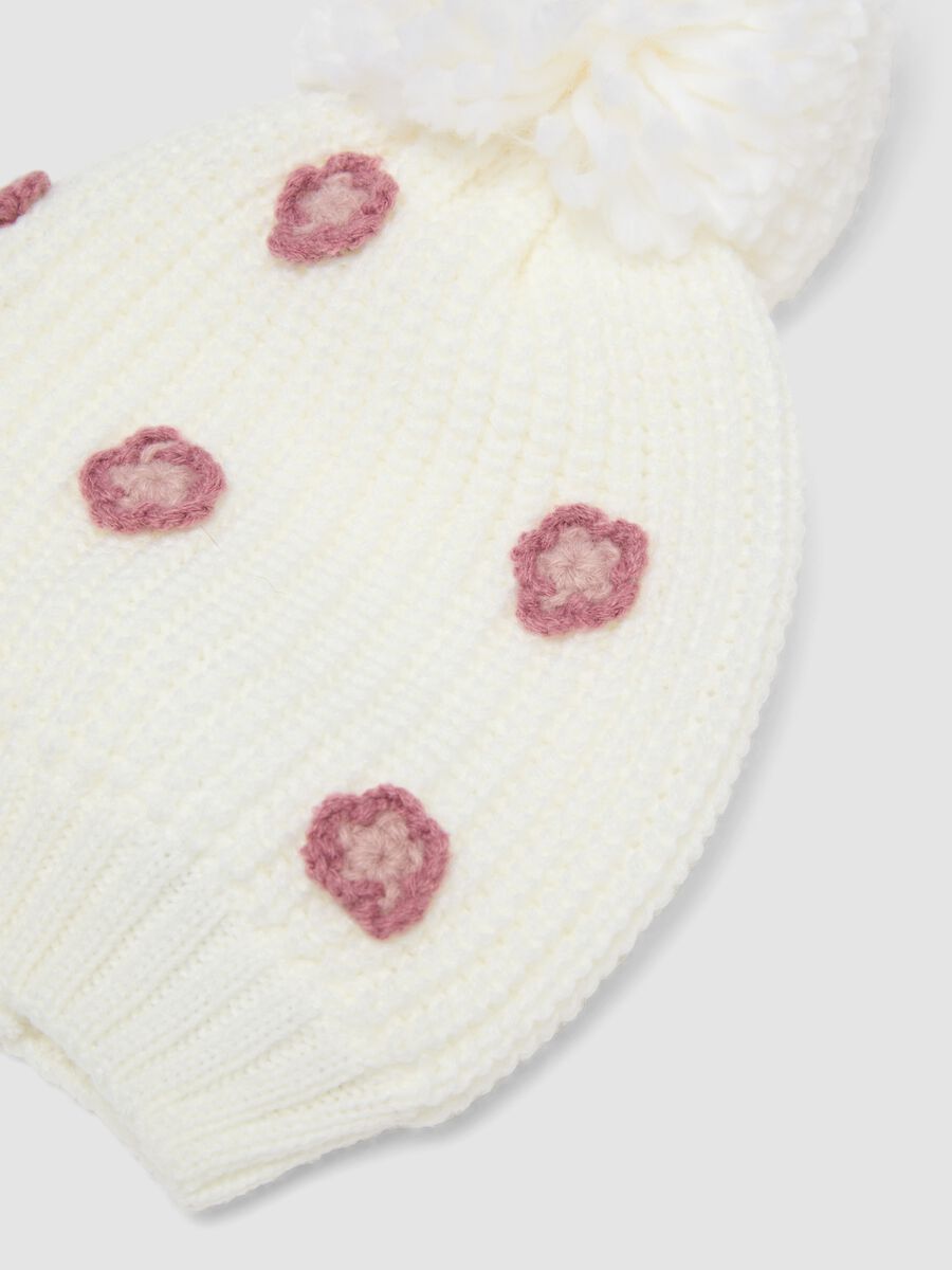 Cappello bianco in maglia con pon pon e fiori_1