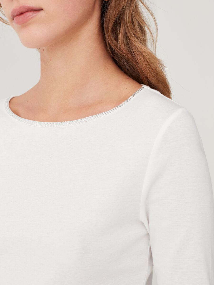 T-shirt scollo rotondo con profilo in strass_3