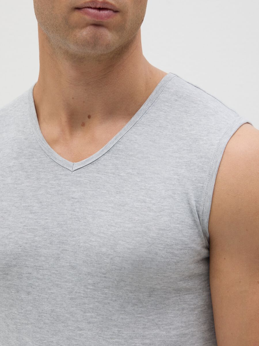 Grey vest in cotton with V neck_2