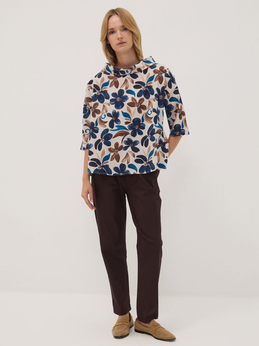 Blusa bianca in cotone elasticizzato con fantasia floreale regular fit_2