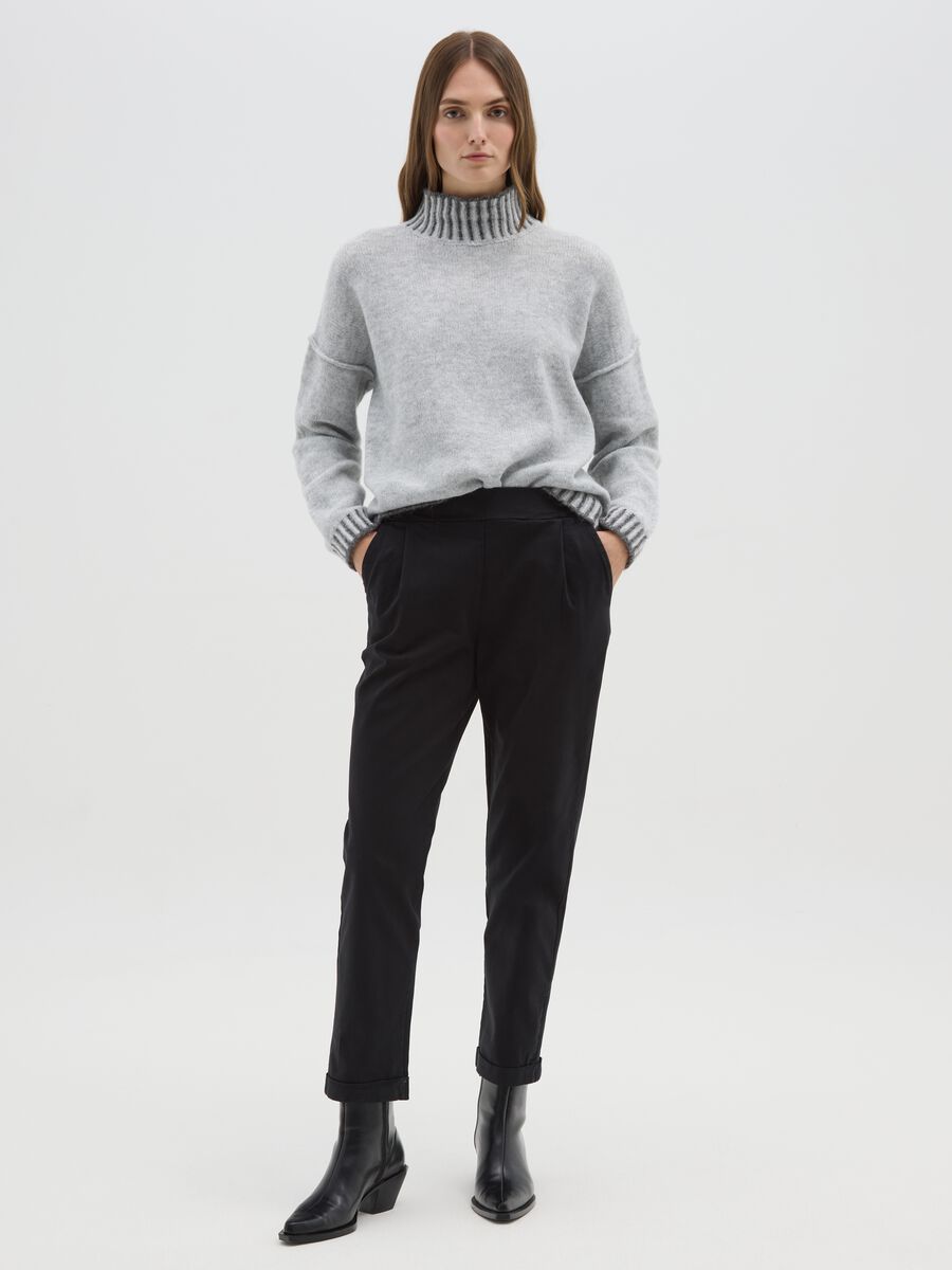 Pantaloni in cotone elasticizzato neri regular fit_0