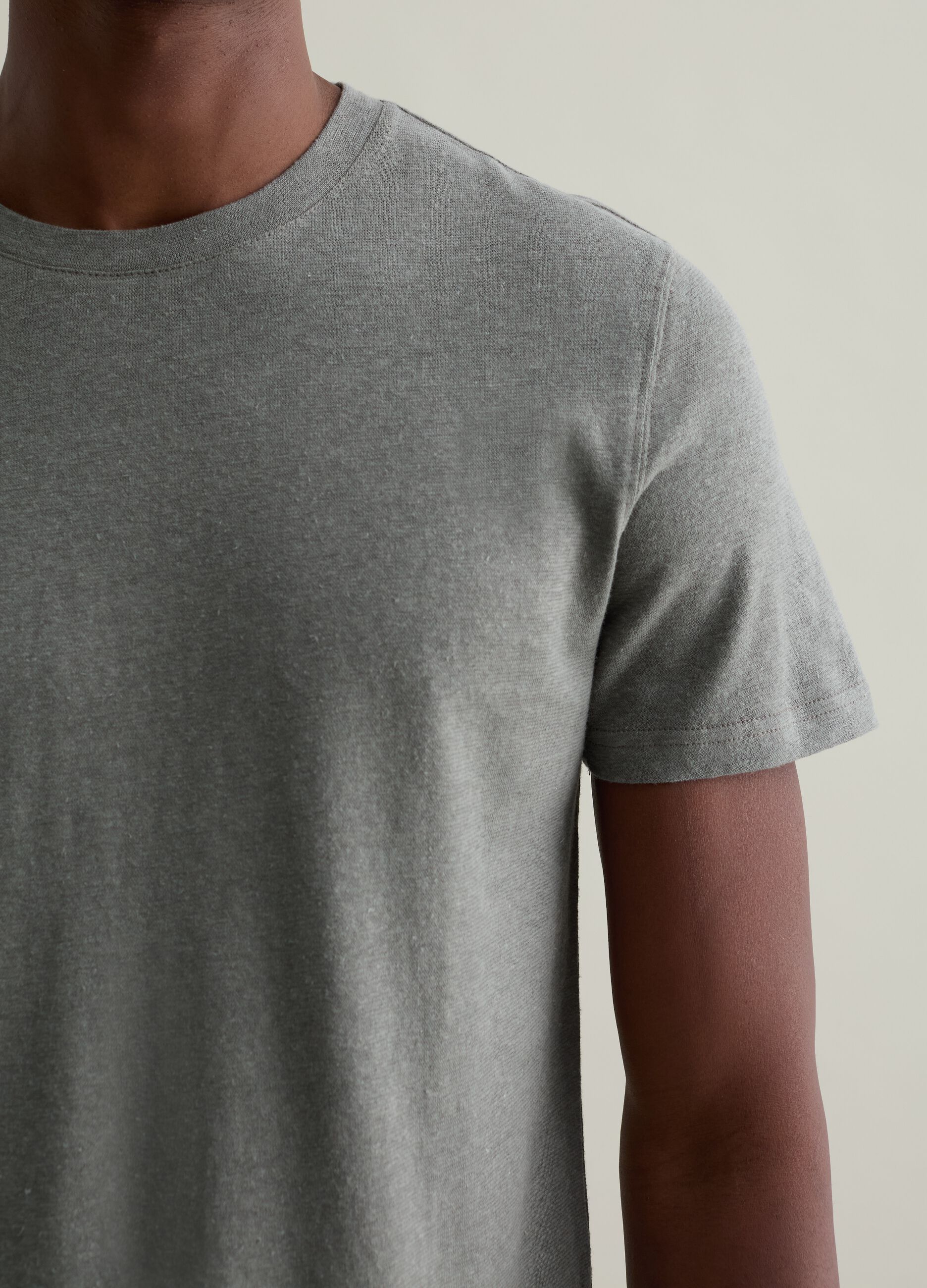 T-shirt with round neck in linen and cotton
