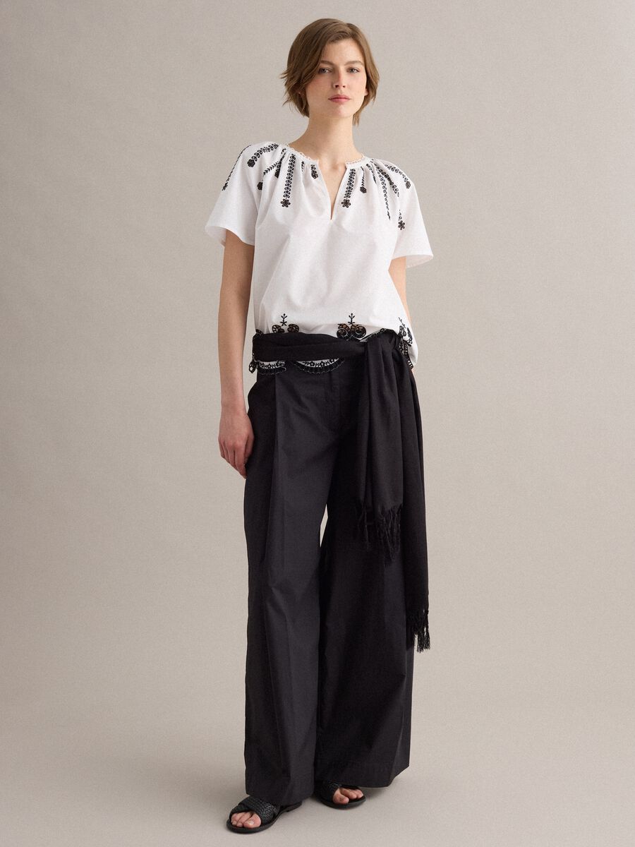 Sciarpa in misto viscosa e lino nera con frange_1