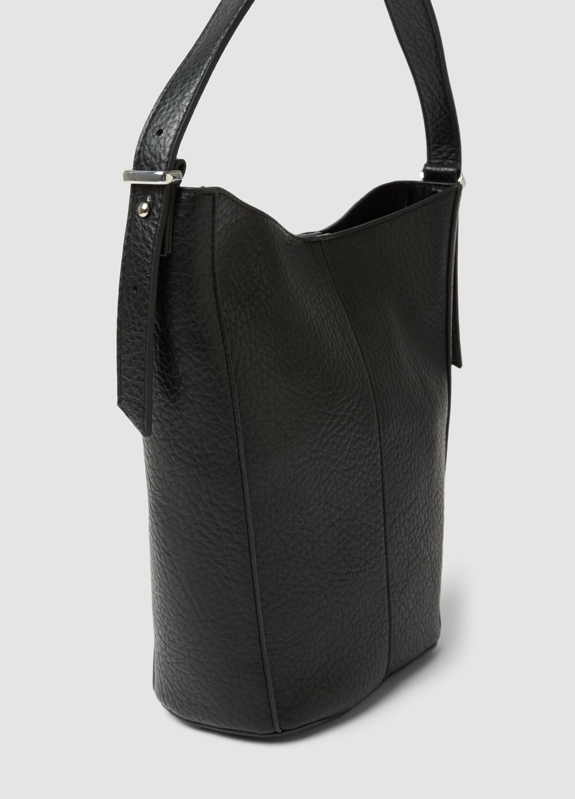 Borsa nera a spalla effetto martellato