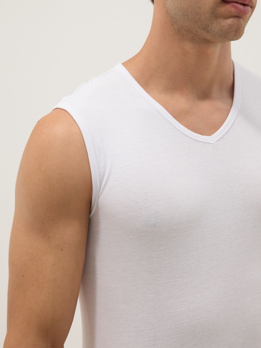 Canotta in puro cotone bianca regular fit con spalla larga_3