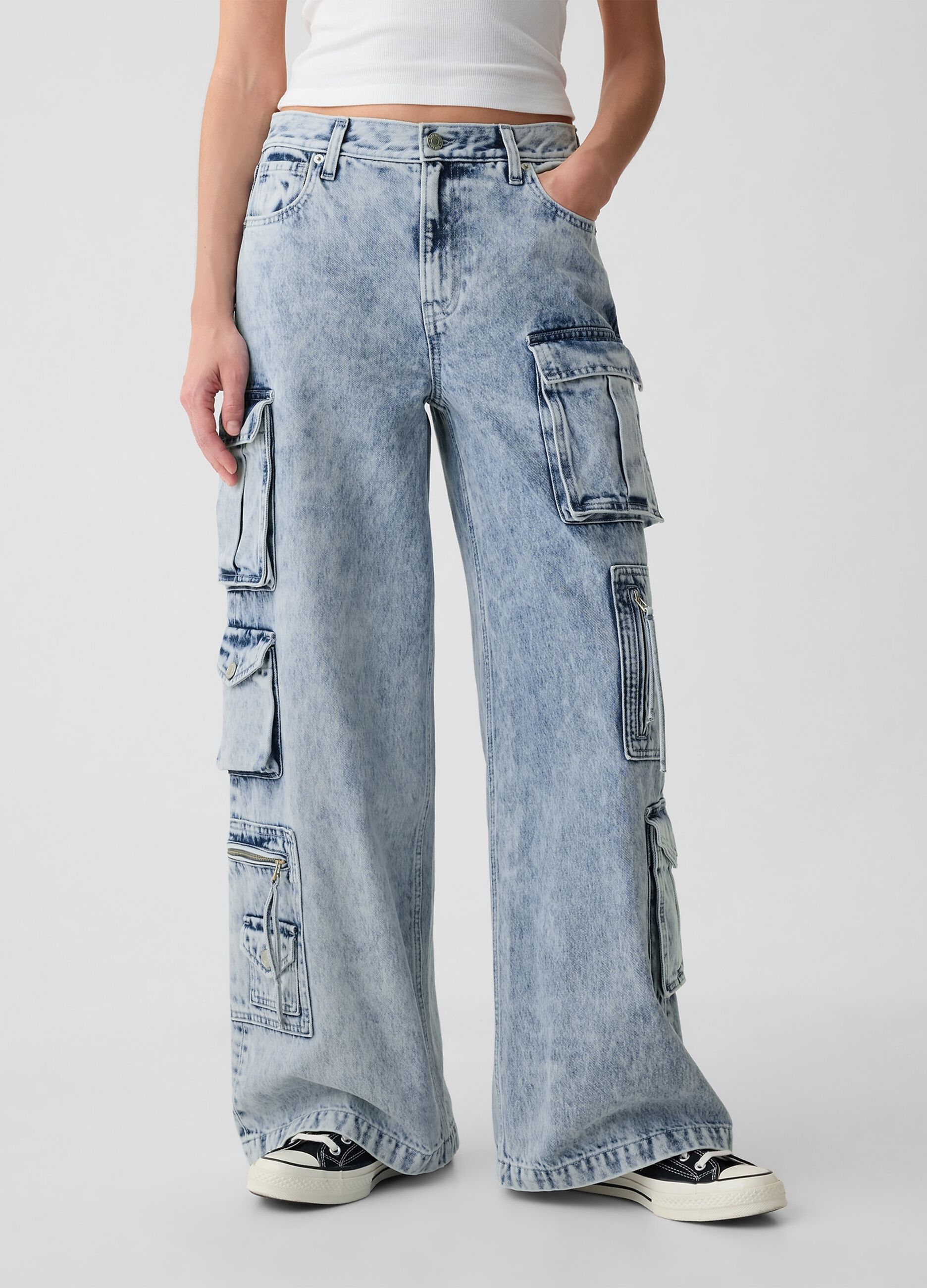 Baggy-fit cargo jeans with multiple pockets
