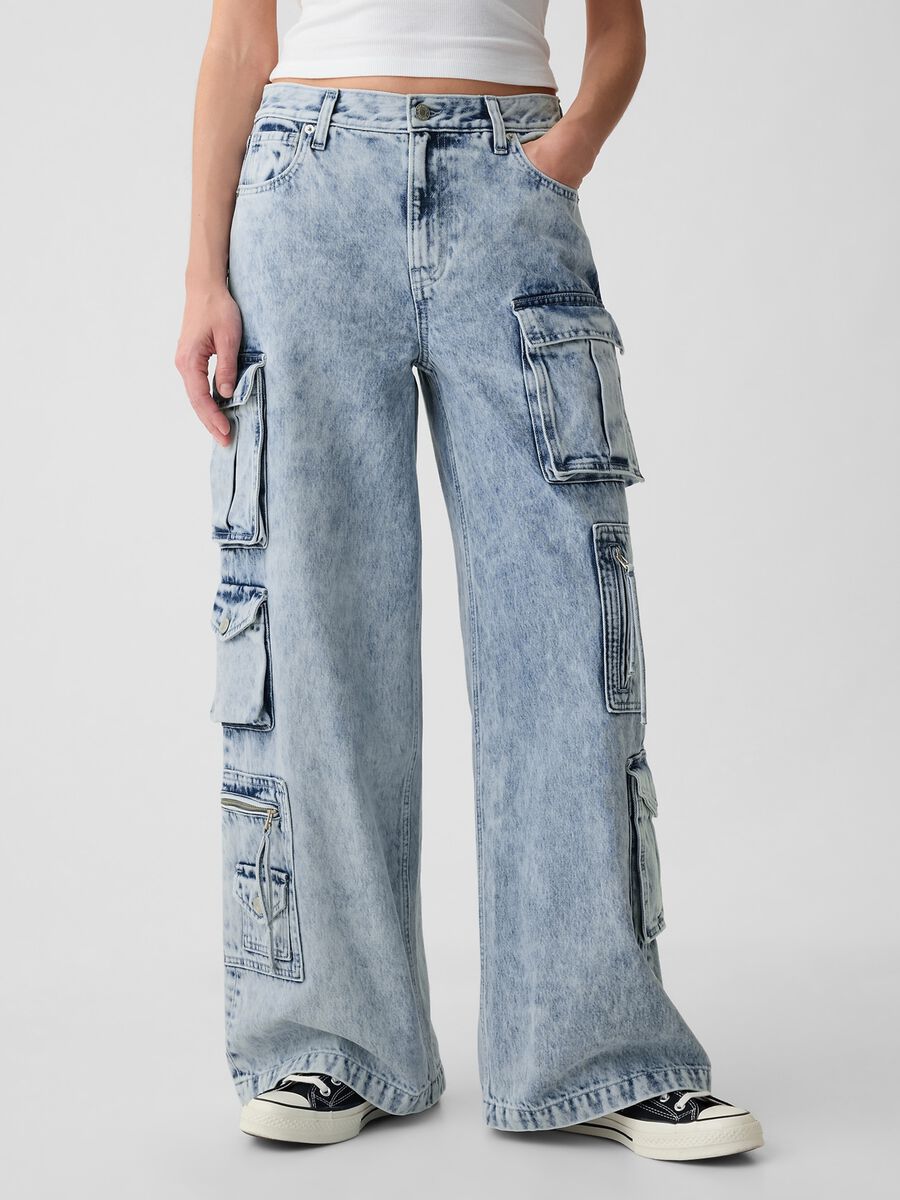Baggy-fit cargo jeans with multiple pockets_1