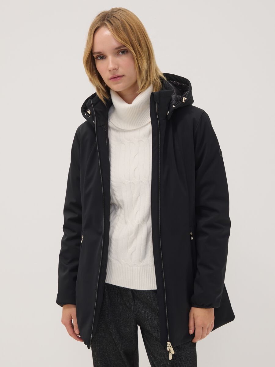 Parka nera in tessuto elasticizzato con cappuccio regular fit_0