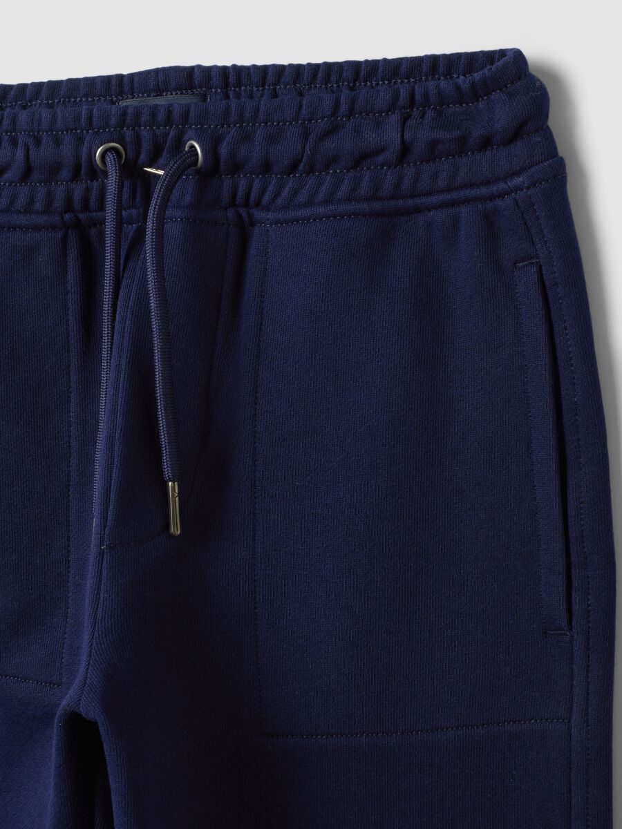 Pantaloni jogger blu in puro cotone con vita elasticizzata per bambino_2