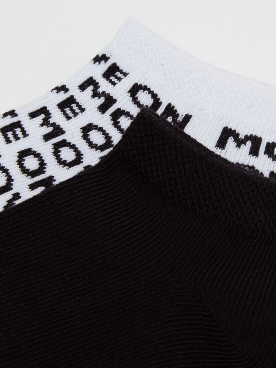 Three-pair pack stretch shoe liners with "Move On" lettering_2