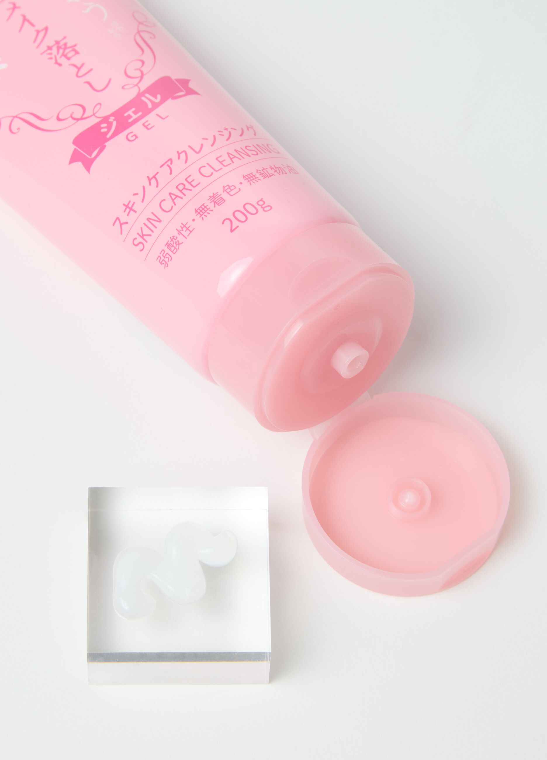 KIKU-MASAMUNE Sake Skin Care Cleansing Gel efficiently removes make-up leaving your skin hydrated.