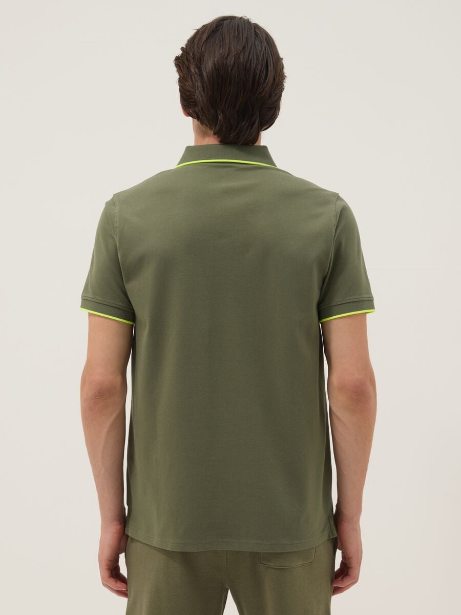 Polo verde in cotone elasticizzato con collo classico_2