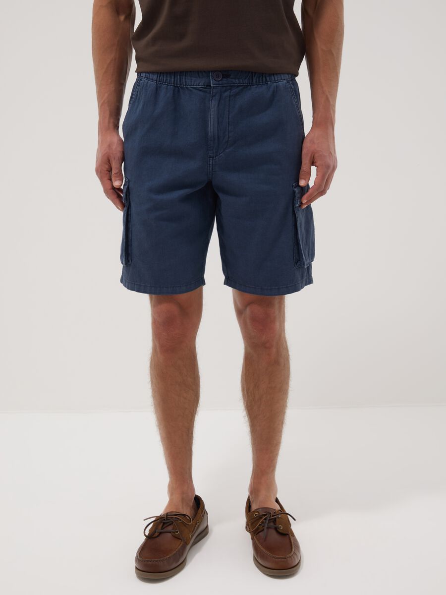 Blue linen and cotton blend cargo Bermuda shorts_1