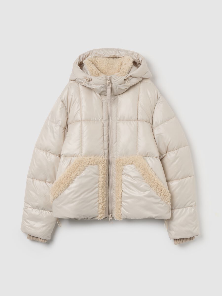 Piumino The Iconic Puffer beige chiaro con cappuccio e dettagli sherpa_4