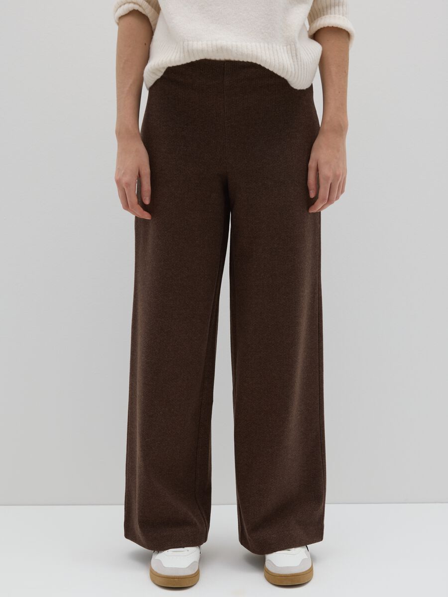 Pantaloni marroni a gamba larga_1