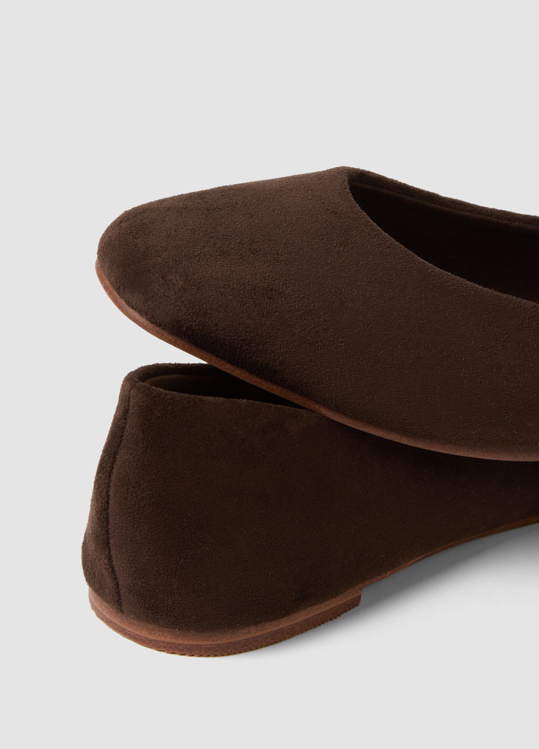 Classic brown round-toe ballet flats