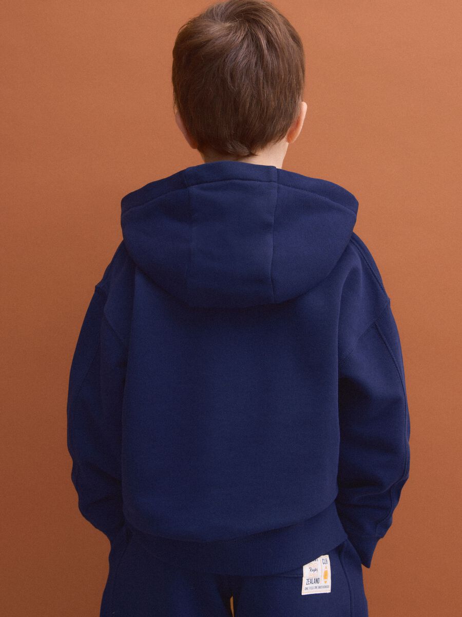 Felpa blu in puro cotone con cappuccio regular fit per bambino_2