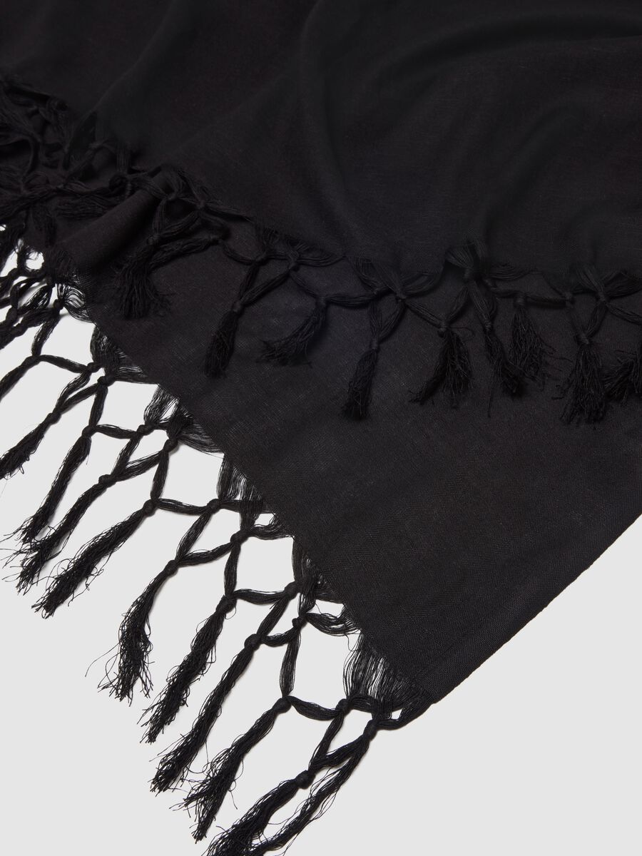 Sciarpa in misto viscosa e lino nera con frange_3