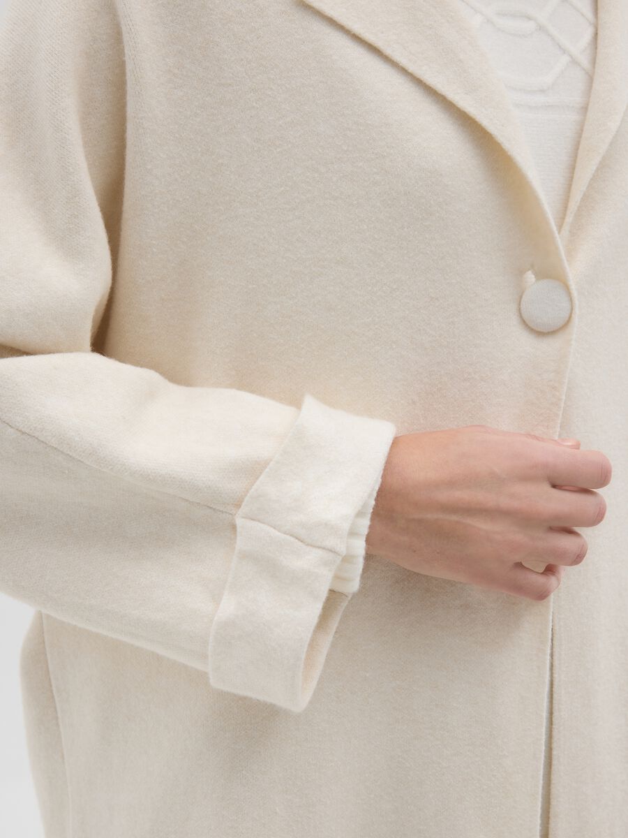 Cardigan beige chiaro con collo a revers_3