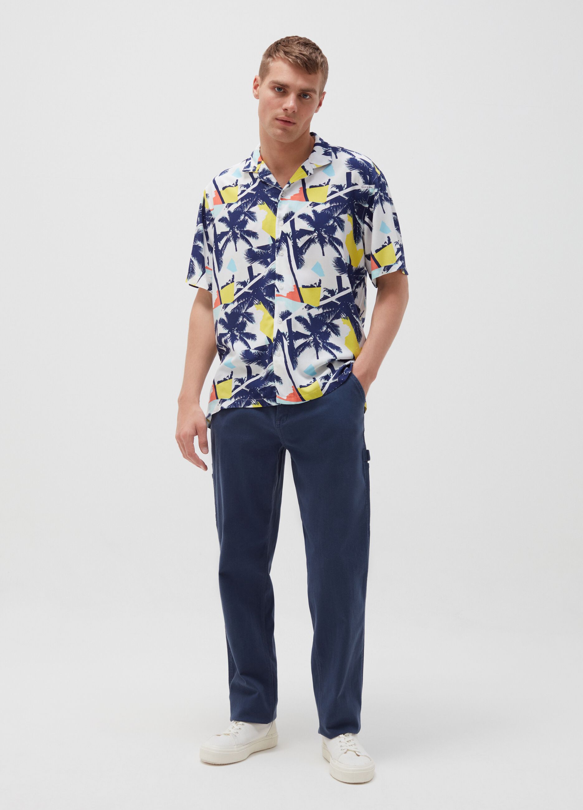 Short-sleeved shirt with palms pattern