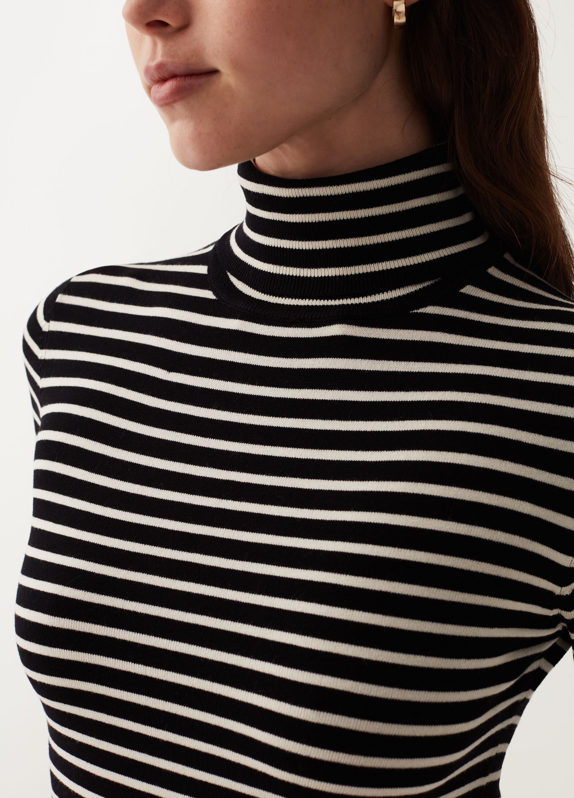 T-shirt con collo alto fantasia a righe_3