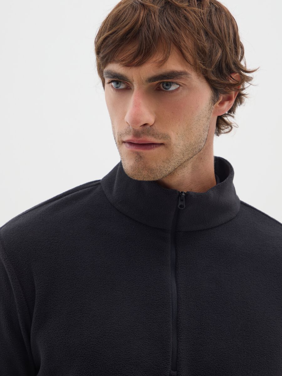Felpa nera in pile con mezza zip_3