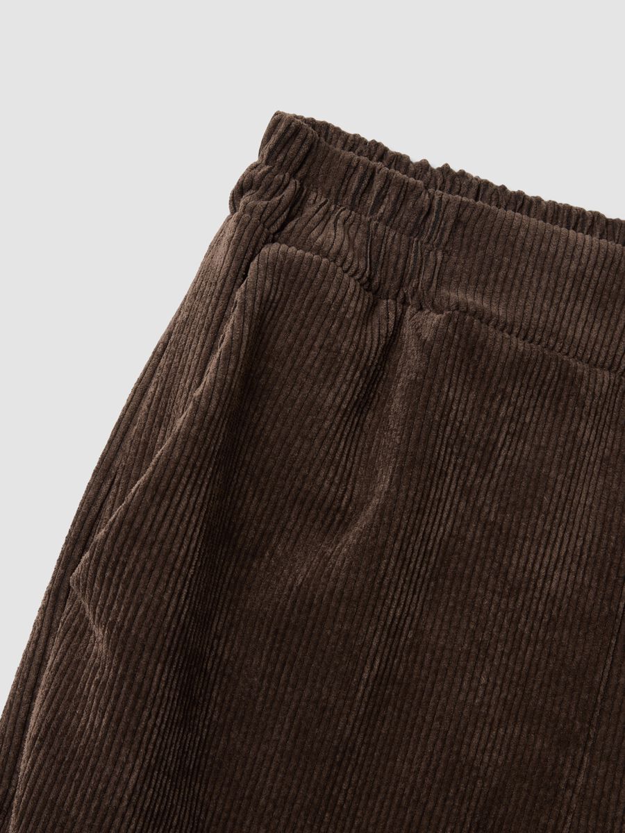 Pantaloni marroni ampi in misto viscosa elasticizzata regular fit a coste_1