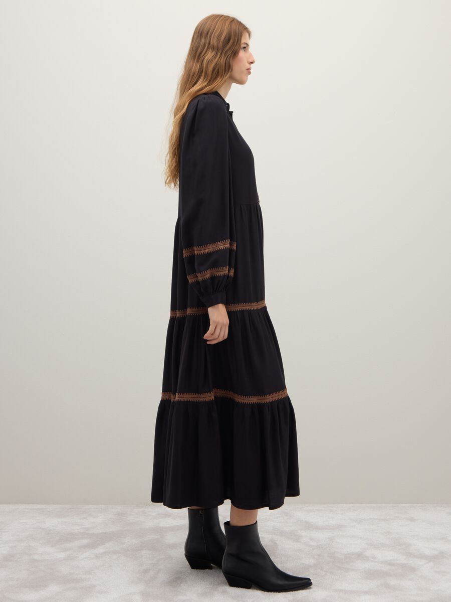 Abito lungo nero regular fit con dettagli ricamati_2