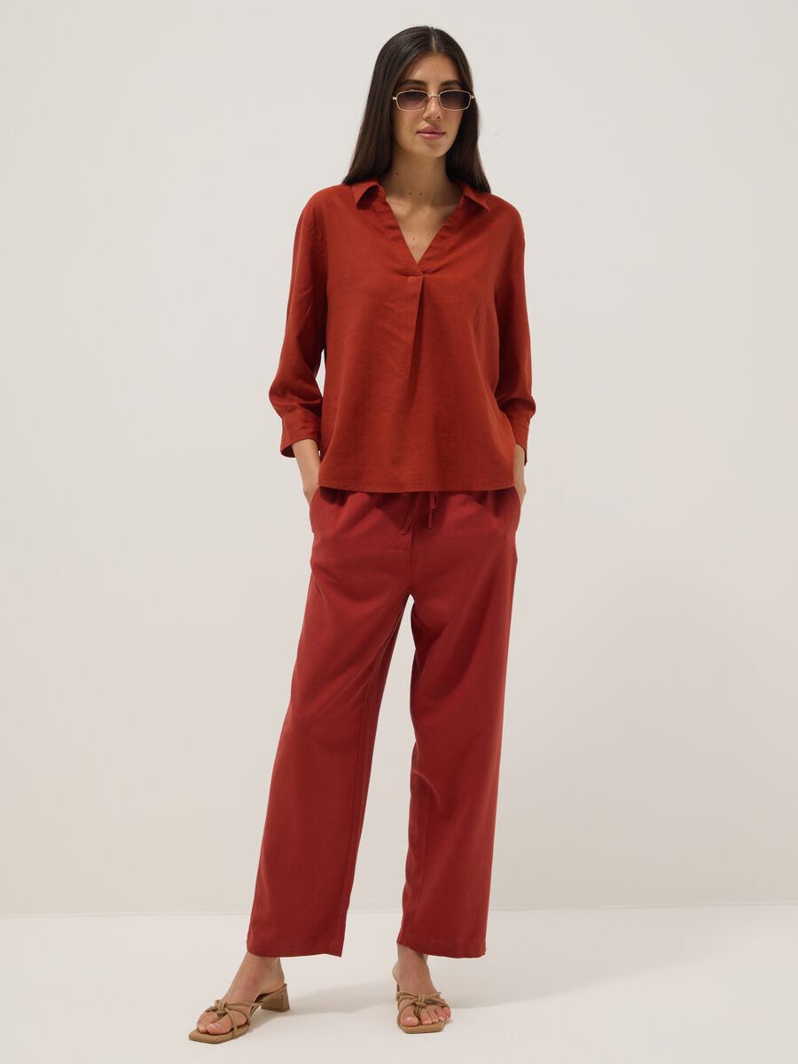 Camicia in misto lino e viscosa rossa regular fit con collo a V_2