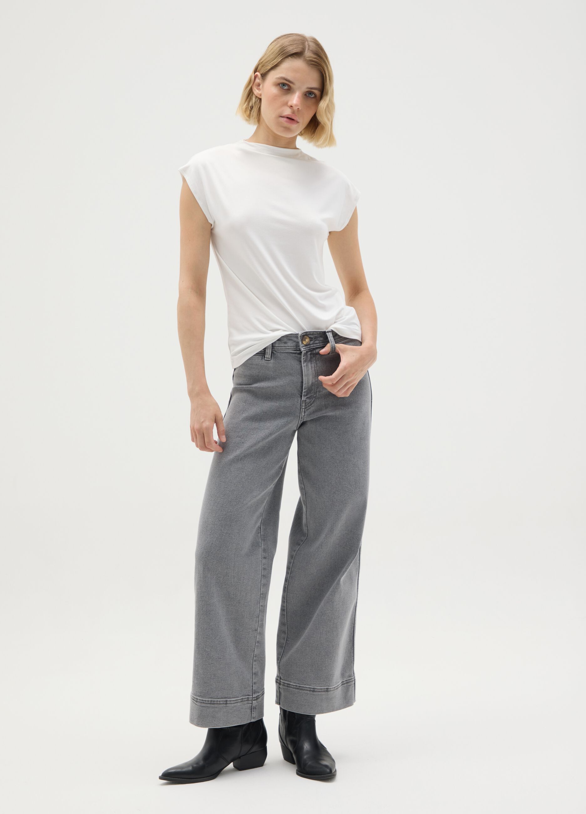 White viscose blend top, regular fit