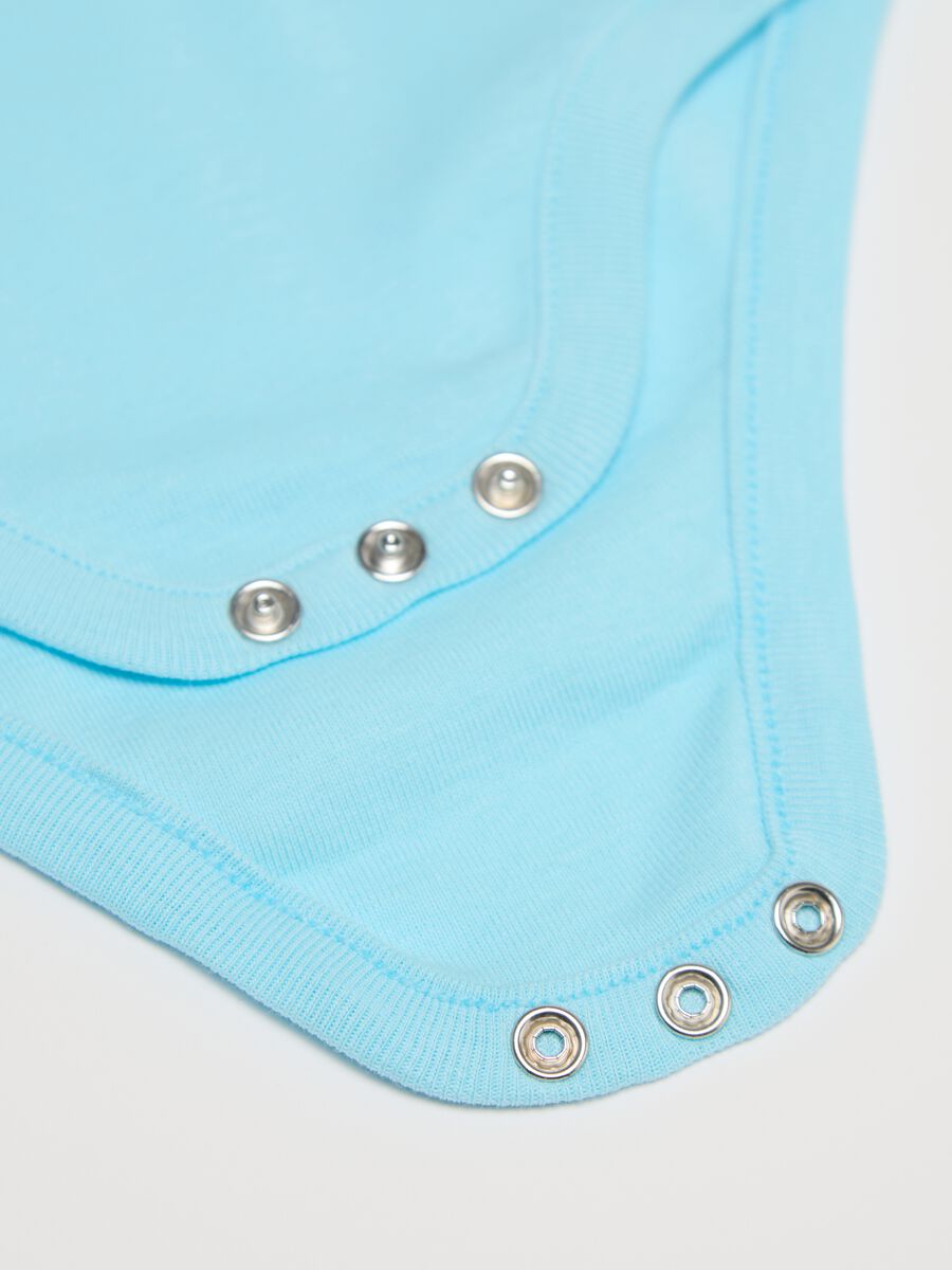 Three-pack white and light blue bodysuits in organic cotton with print_3