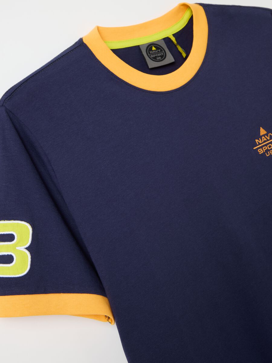 Blue T-shirt with short sleeves and orange details_5