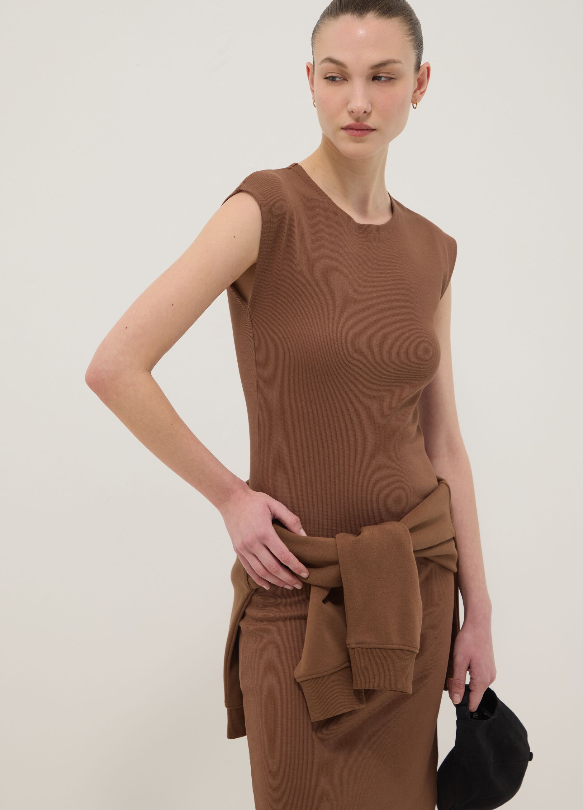 Brown sleeveless fitted dress in stretch cotton