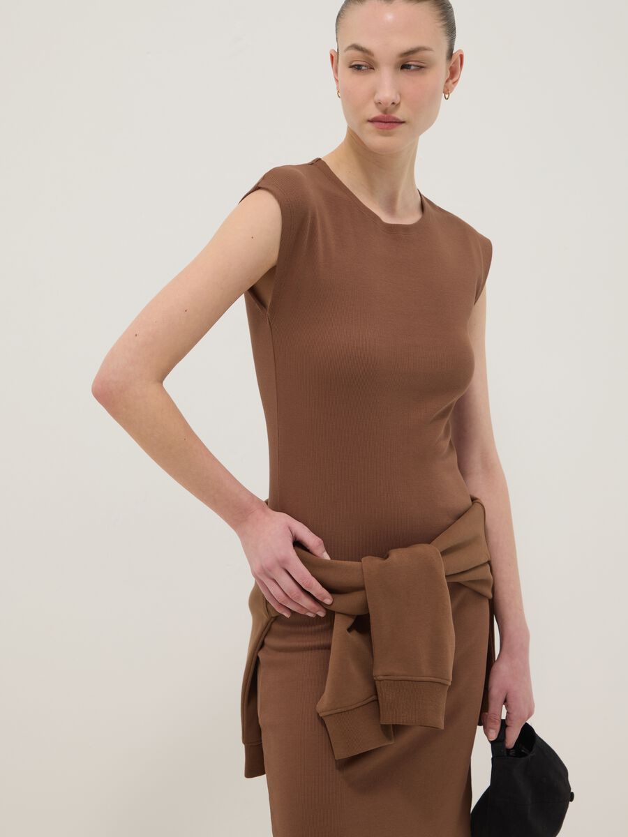 Brown sleeveless fitted dress in stretch cotton_0
