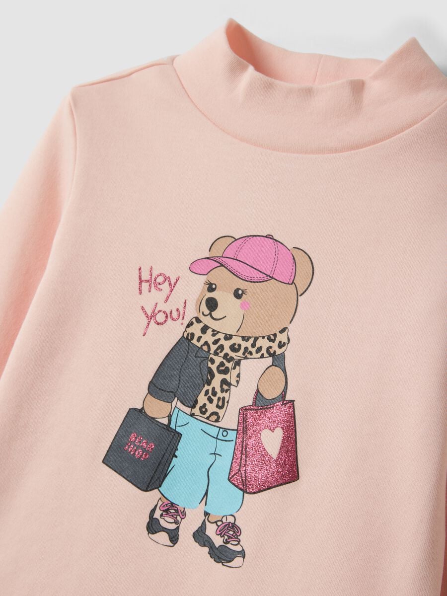 T-shirt rosa in puro cotone organico con collo rialzato e stampa orsetto_2