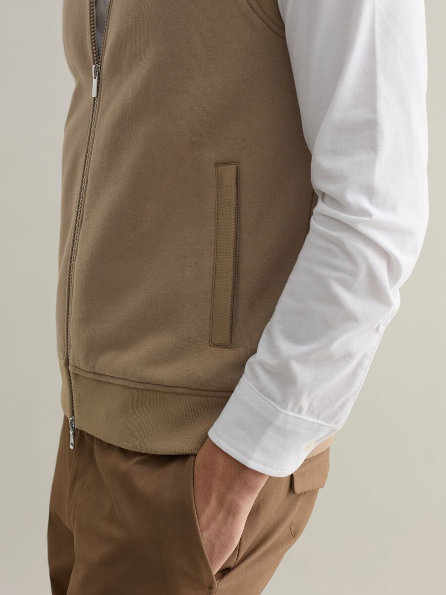 Contemporary full-zip gilet with high neck_2