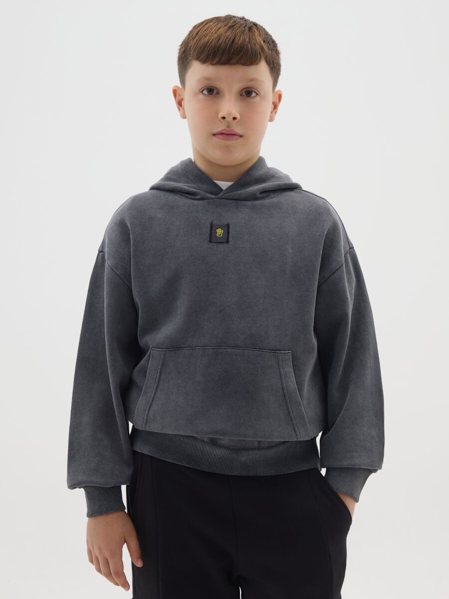 Felpa da ragazzo in misto cotone grigia vestibilità over con cappuccio_0