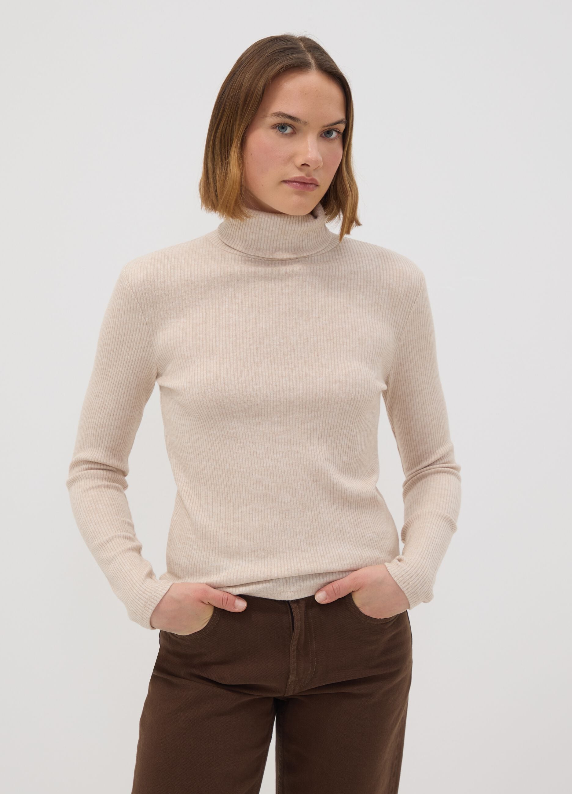 Maglia beige in misto viscosa a coste con girocollo