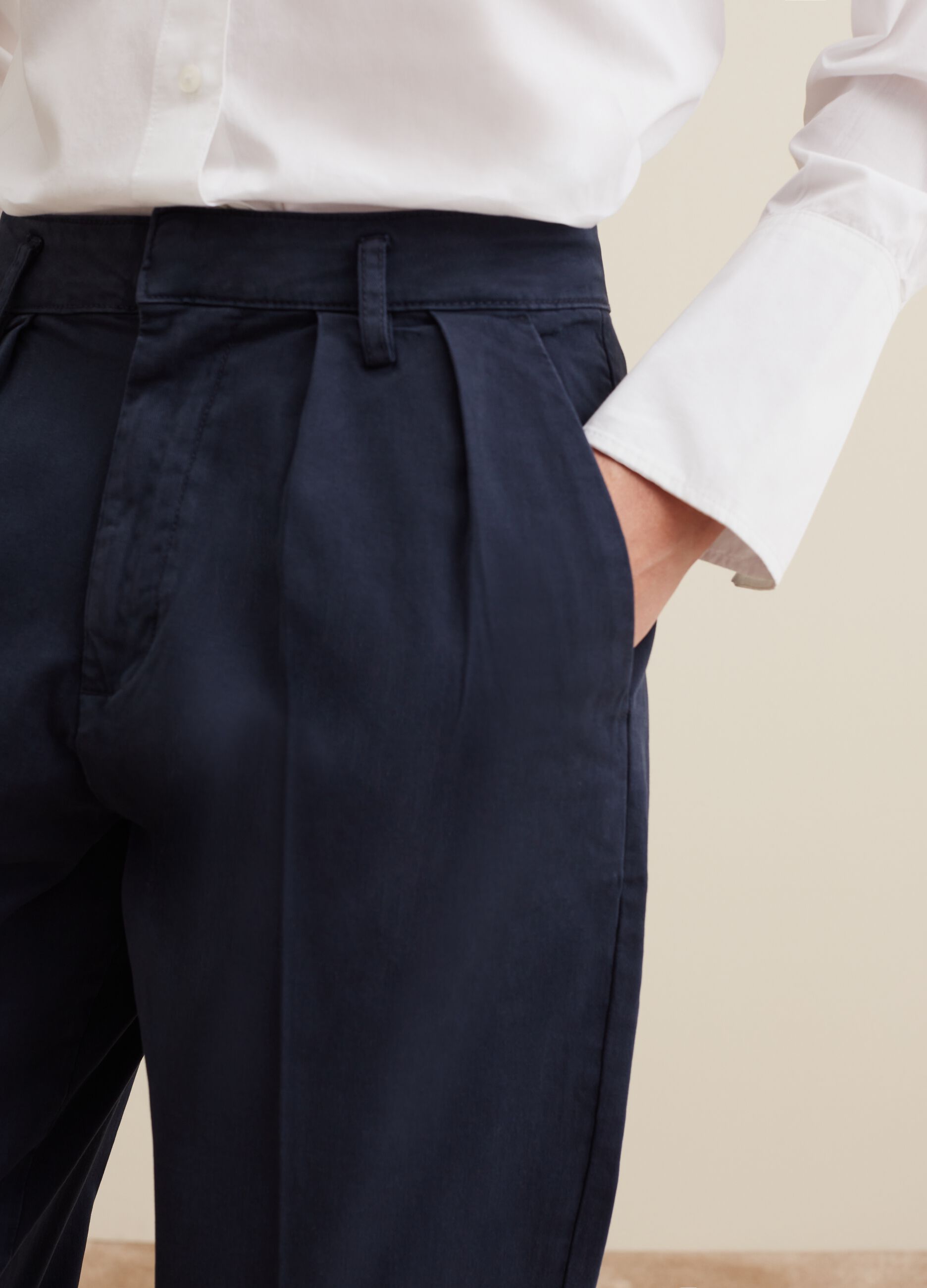 Pantaloni chino cropped con pinces_3