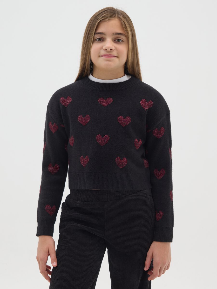 Maglione nero da ragazza regular fit con cuori decorativi_0