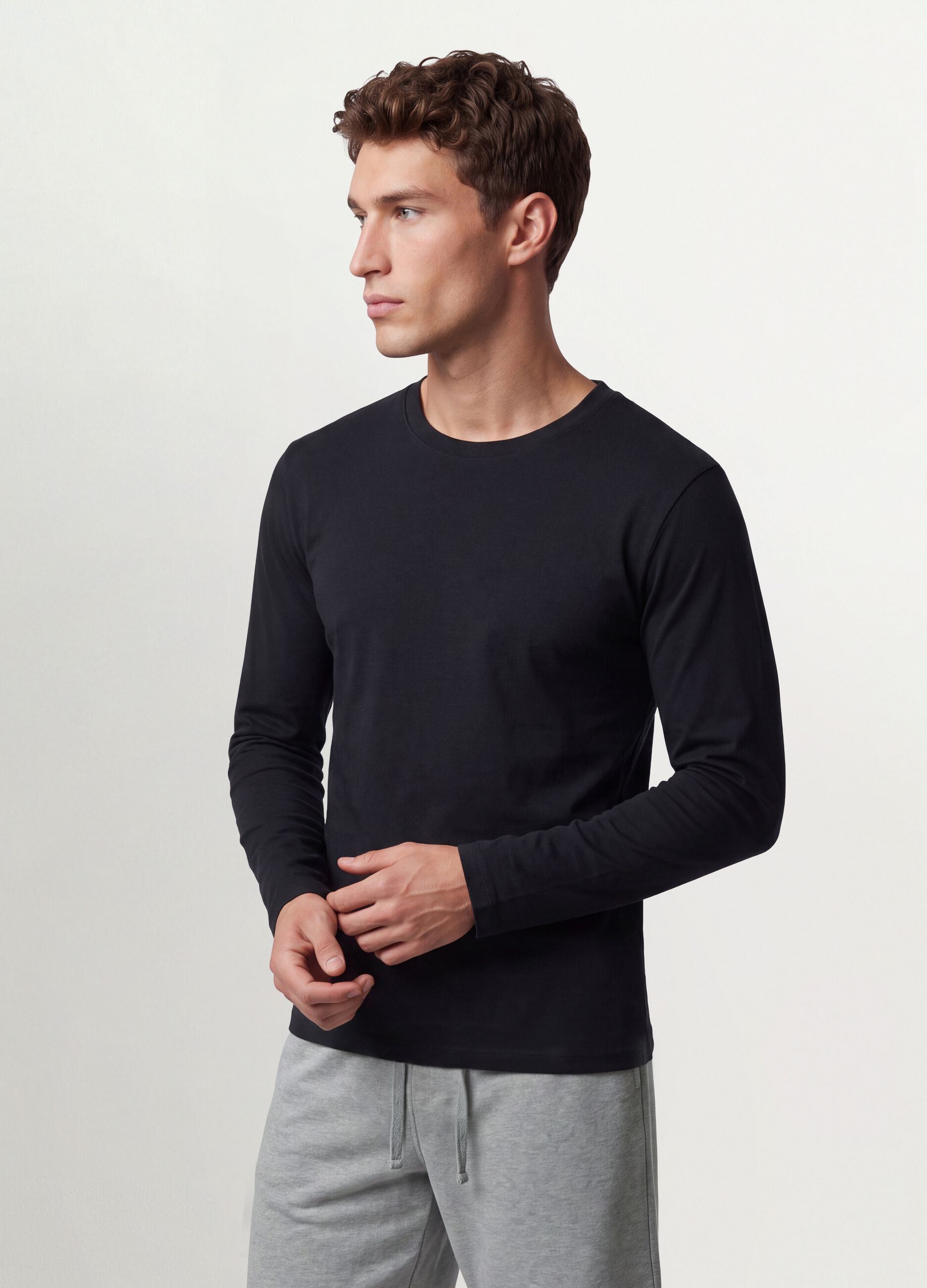 Black long-sleeve T-shirt in 100% organic cotton with crew neck