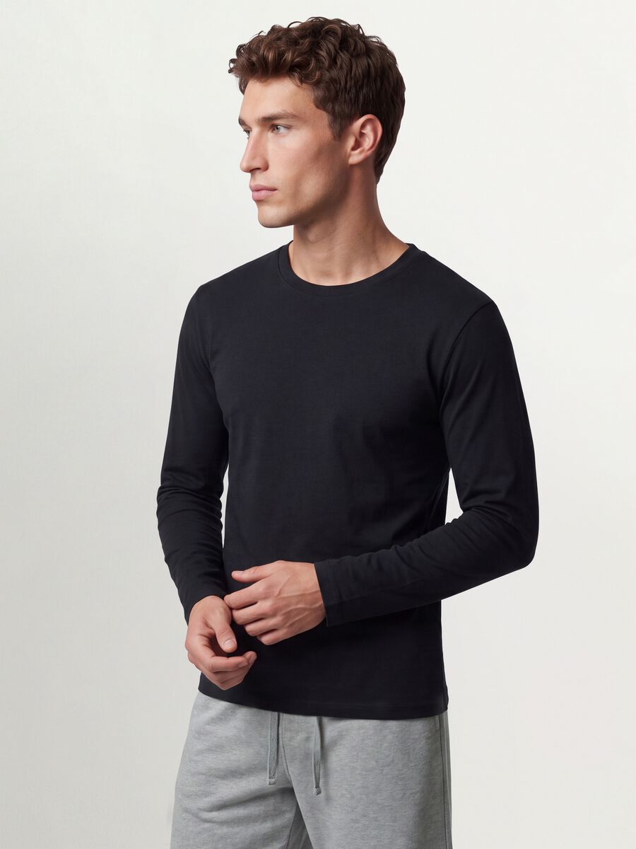 T-shirt nera a maniche lunghe in puro cotone organico con girocollo_0