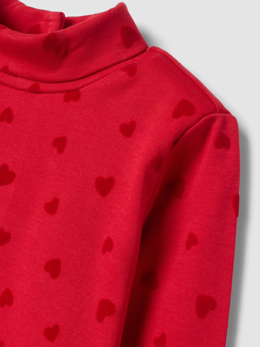 Maglietta rossa in puro cotone dolcevita con stampa cuori_2
