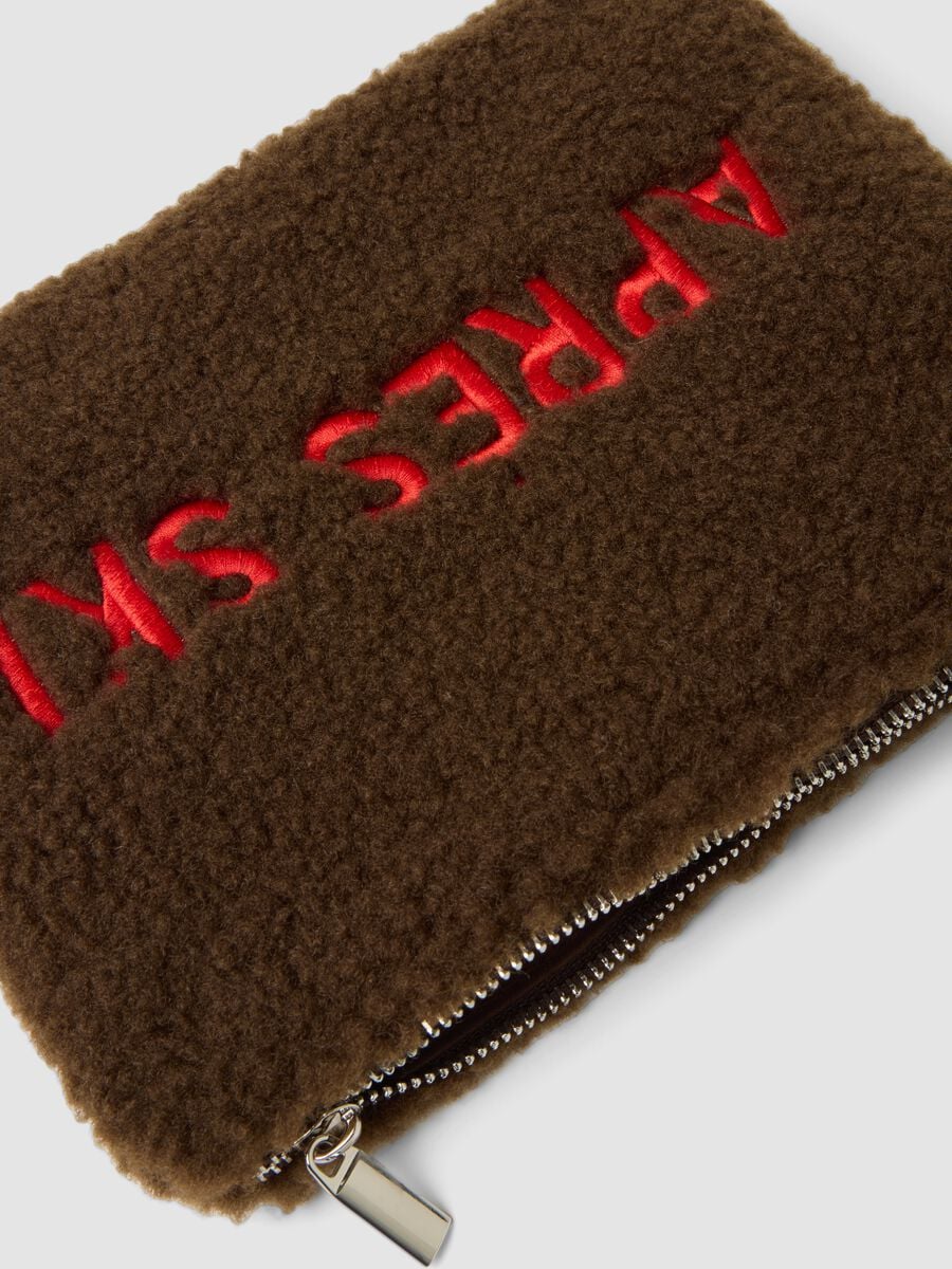 Pochette marrone con polsiera e zip con effetto teddy_2