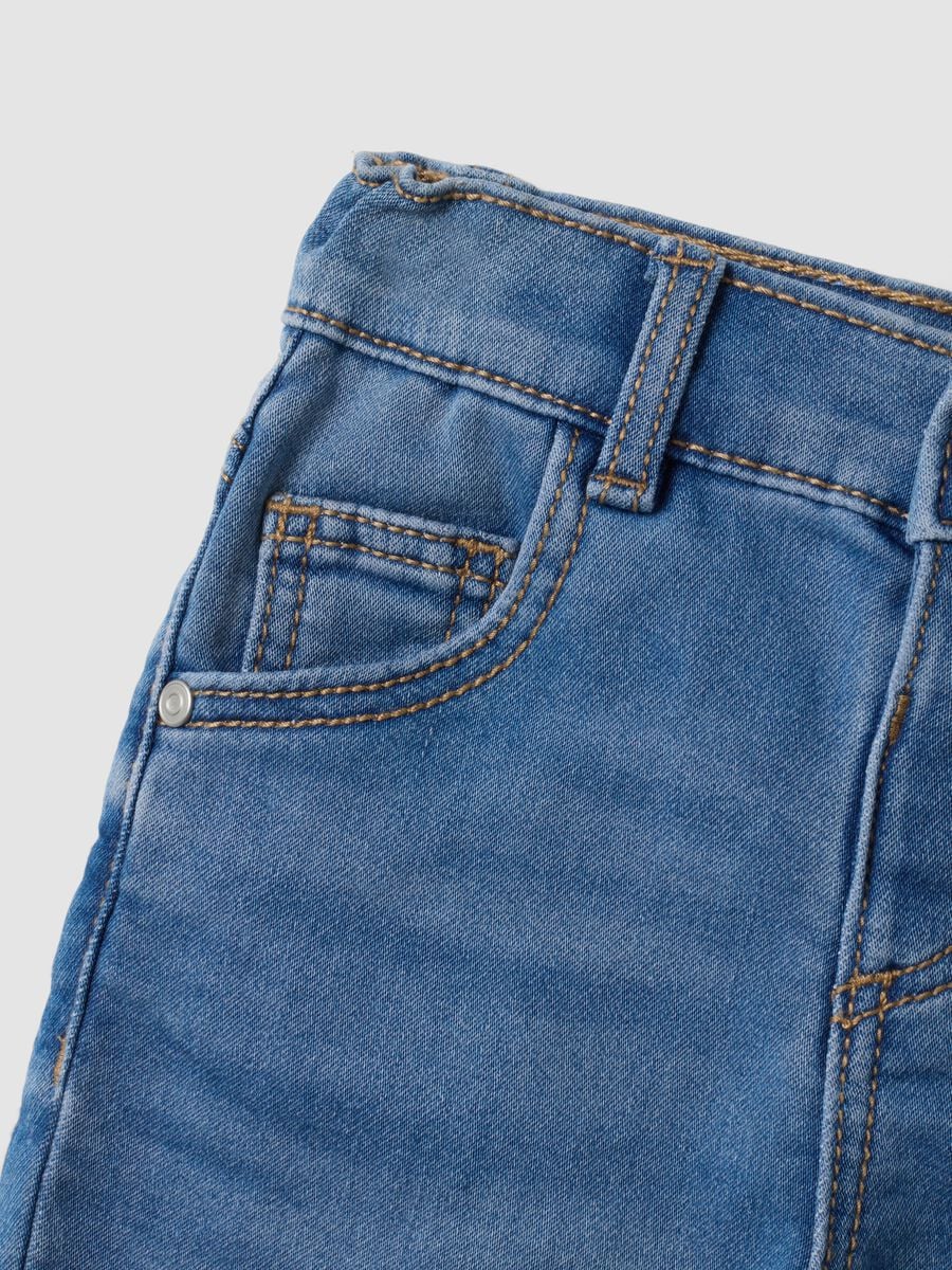 Jeans denim blu chiaro in cotone elasticizzato regular fit per bimbo_3
