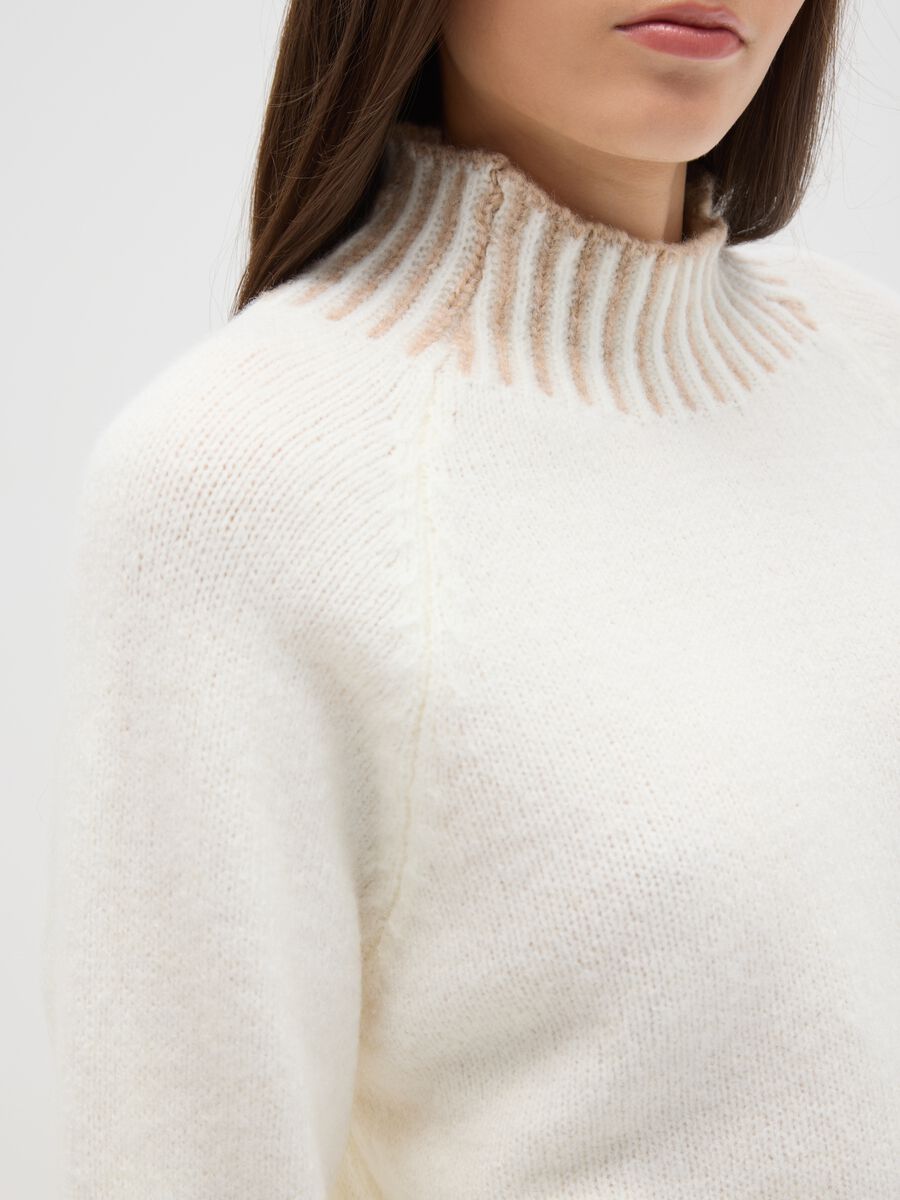 White regular fit jumper with ribbed collar and cut-out details_3
