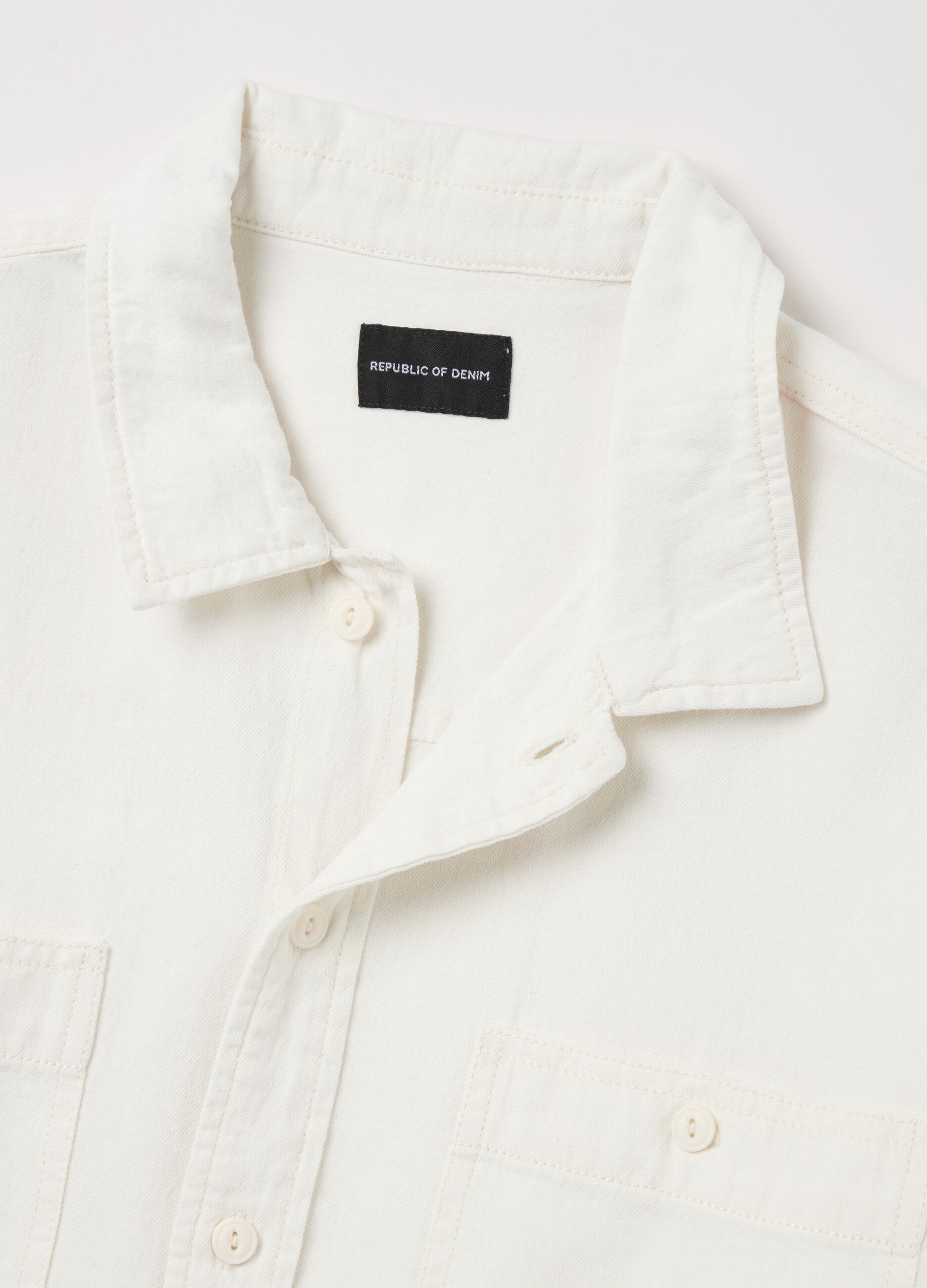 Short-sleeved shirt in denim with pockets