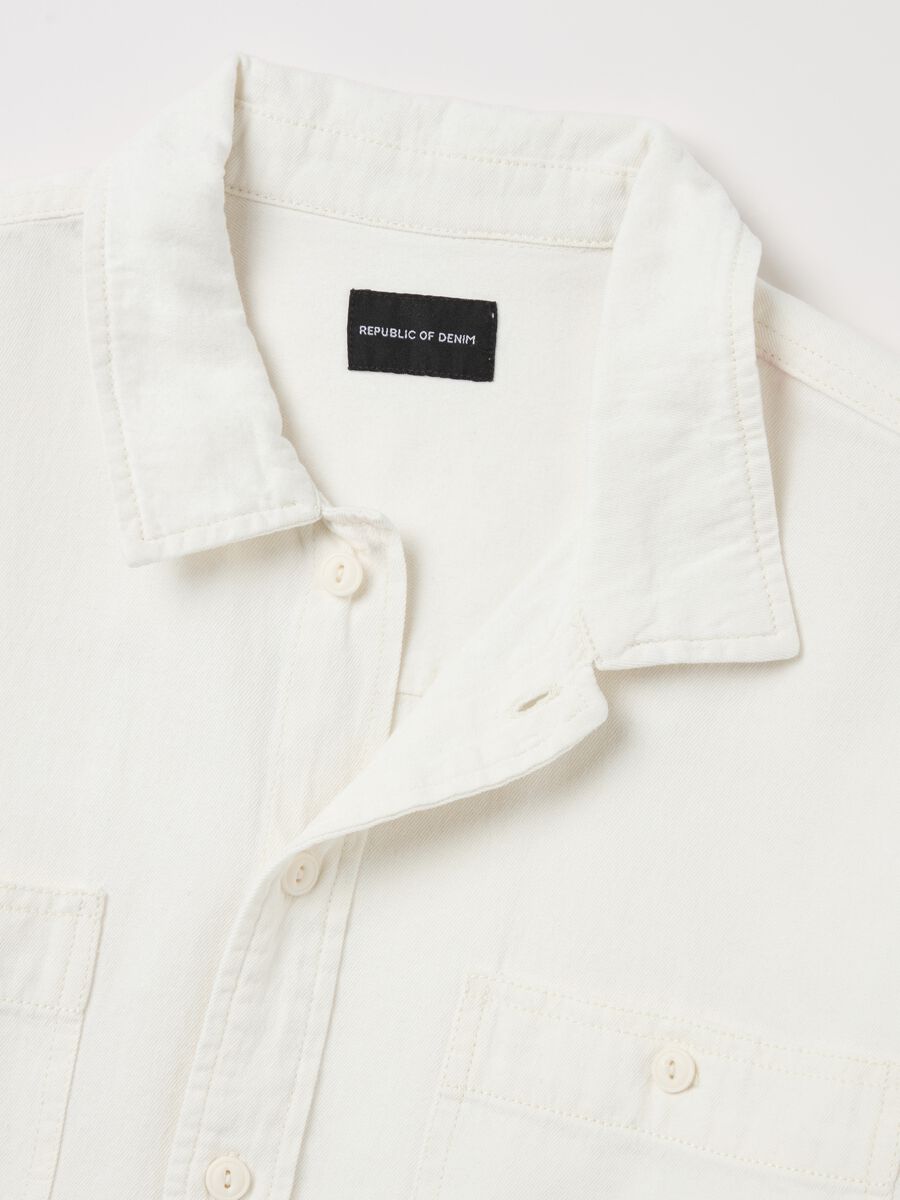 Short-sleeved shirt in denim with pockets_5