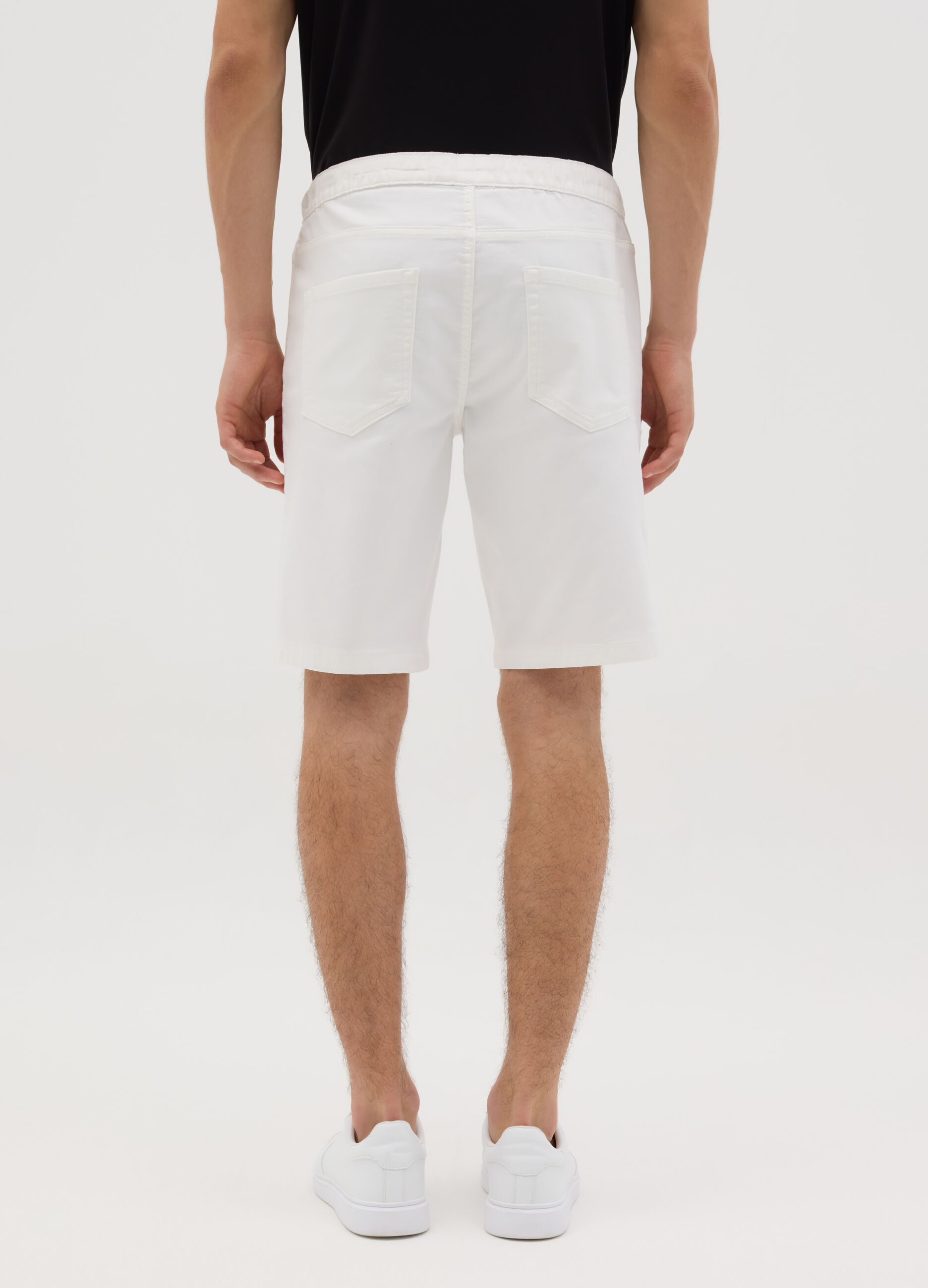 Men's white regular fit stretch cotton Bermuda shorts with drawstring waist